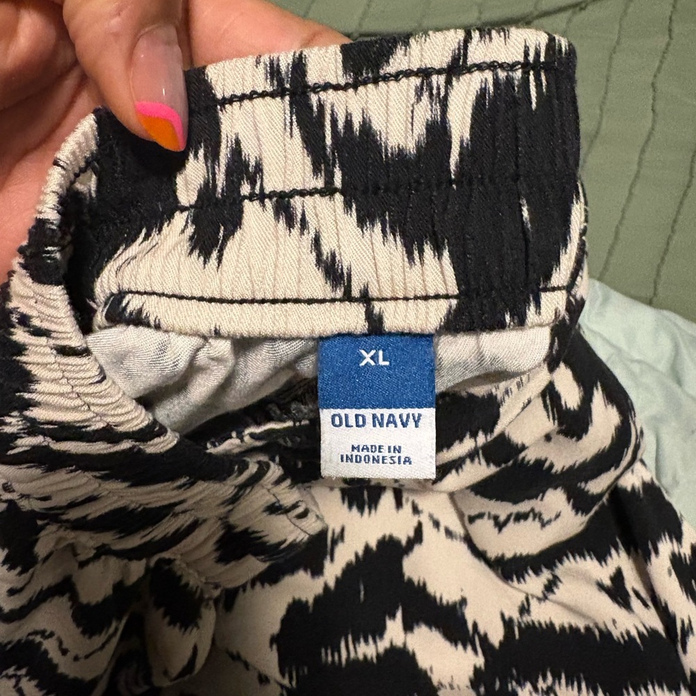 Old Navy Black and Cream Abstract Wide Leg Pants. Size XL